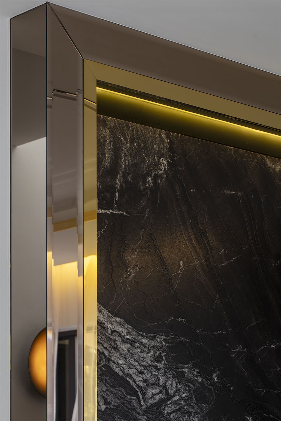 MIEUX La Famillie De Lee marble wall with gold color metal frame mieux interior design
