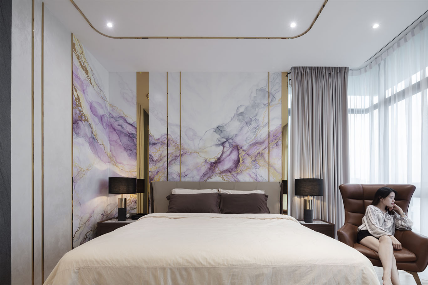MIEUX La Famillie De Lee luxurious bedroom with white purple and gold marble wall and dark brown table night lamp mieux interior design