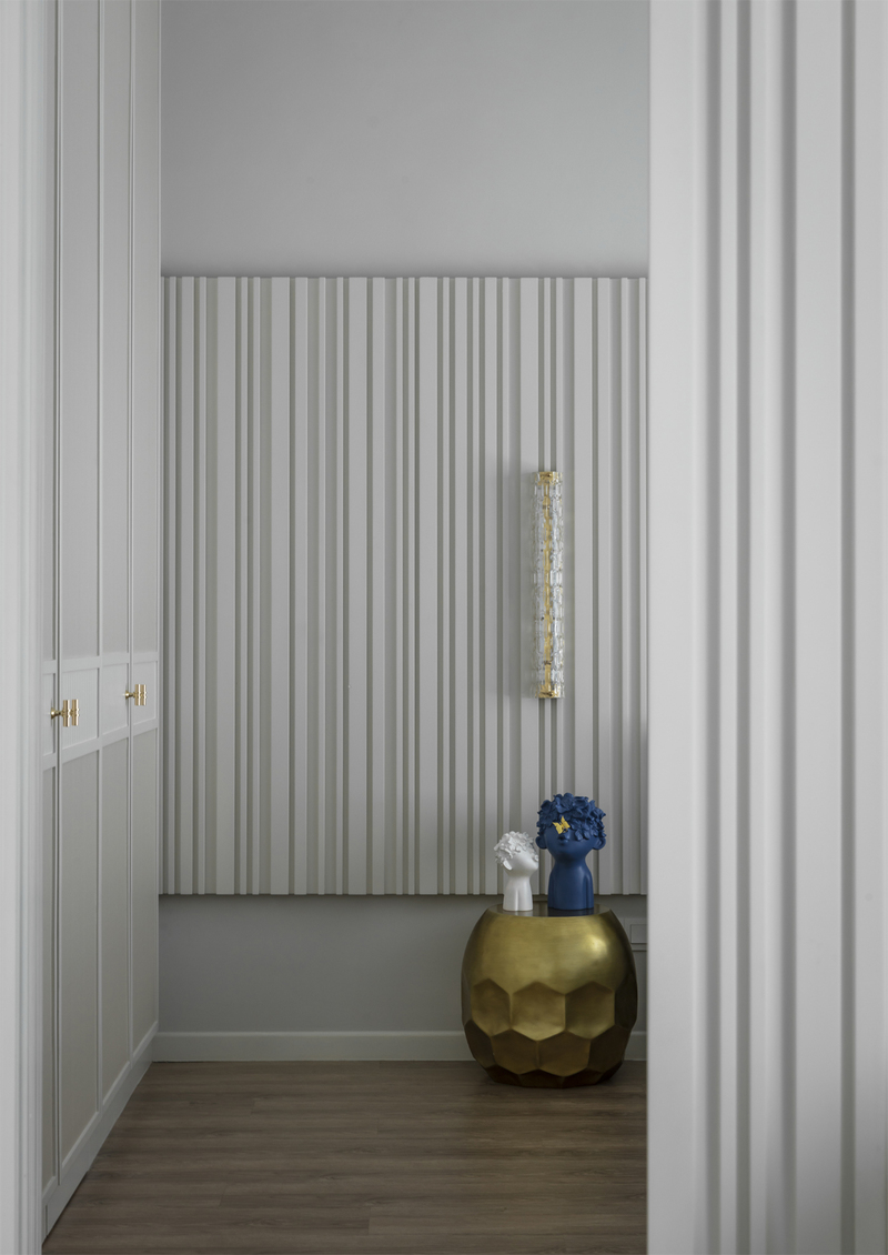MIEUX Arch of White white strips wall panels with gold vase decoration mieux interior design