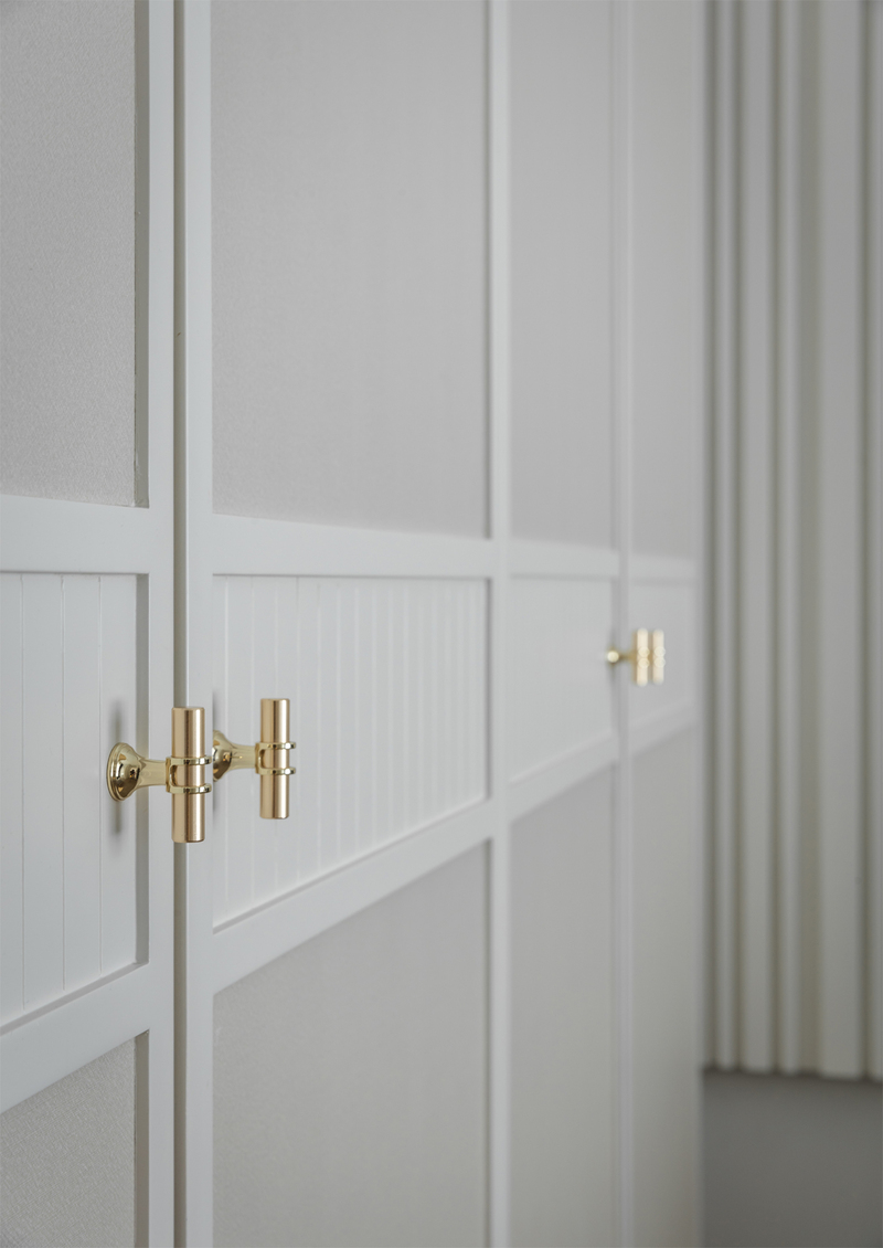 MIEUX Arch of White white minimalist cupboard with gold metal handle close up view mieux interior design