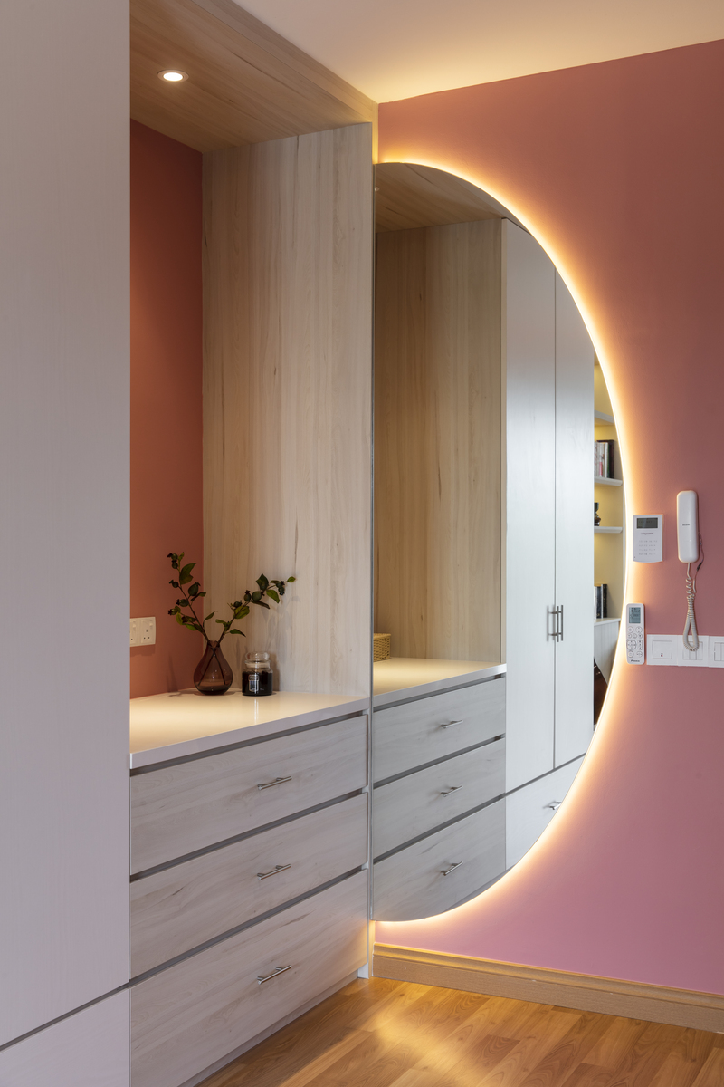 Bond of Aurora round wall mirror with hidden light mieux interior design