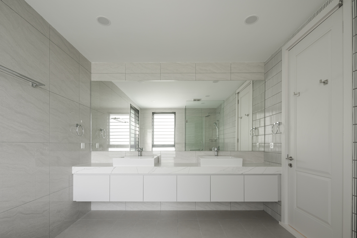 the eastern oriental minimalist white theme bathroom with all white furniture 2 mieux interior design