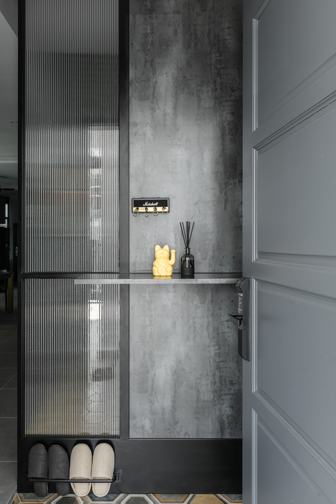 la nouvelle maison noire modern mini foyer with dark theme mieux interior design