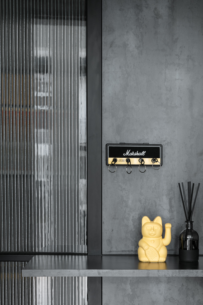 la nouvelle maison noire modern dark theme mini foyer with with wall hanging shelf mieux interior design